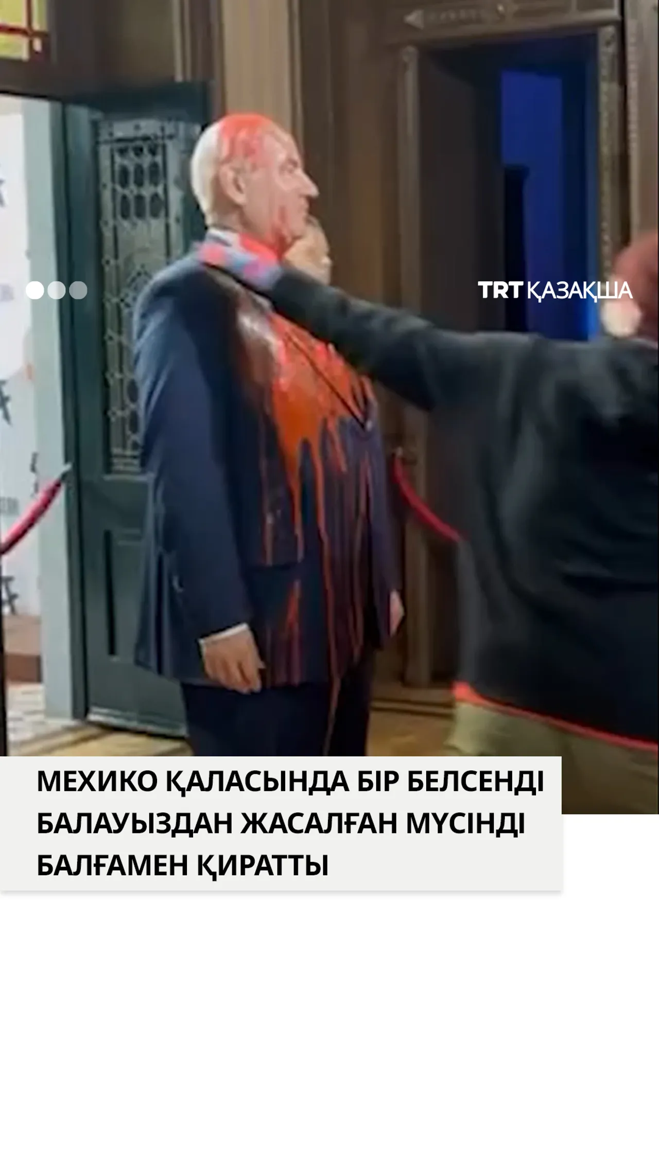 Мехико қаласында бір белсенді балауыздан жасалған мүсінді балғамен қиратты